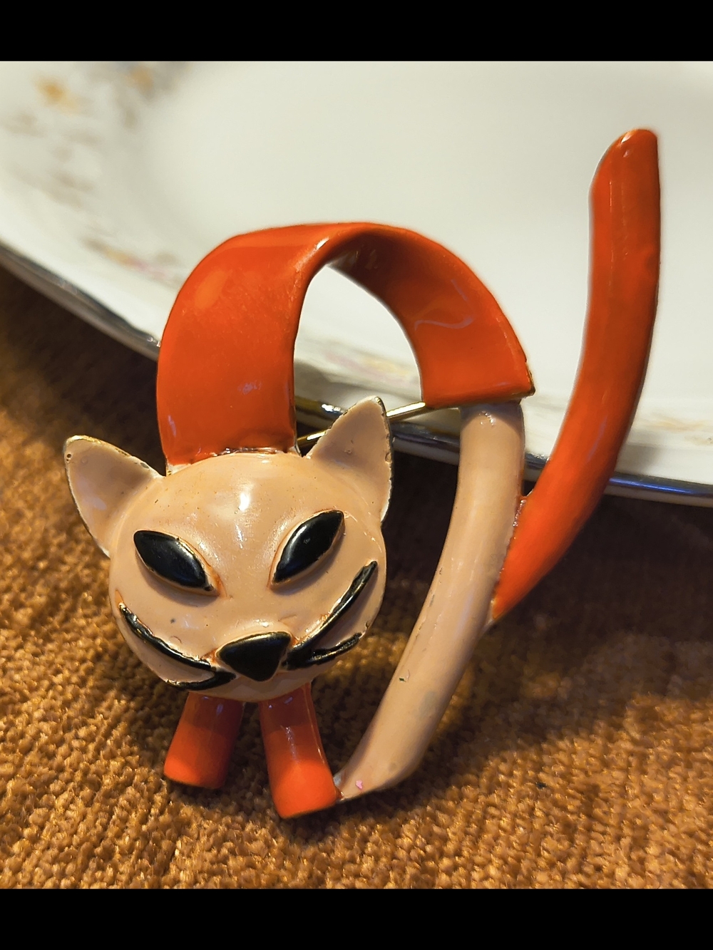 Vtg MCM 60s Orange Enamel Tabby Scaredy Cat Brooch